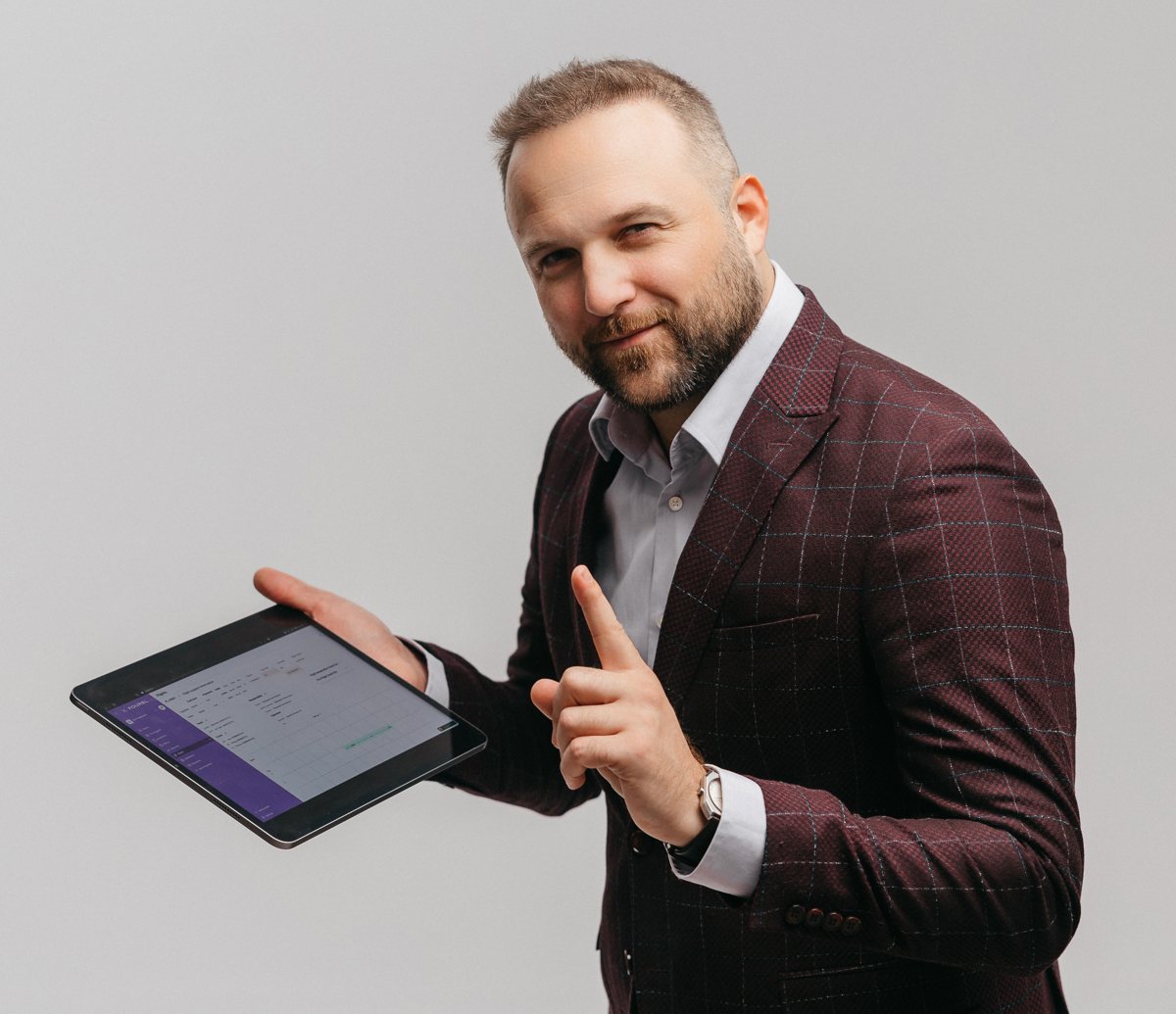 Dimitry Los holding a tablet